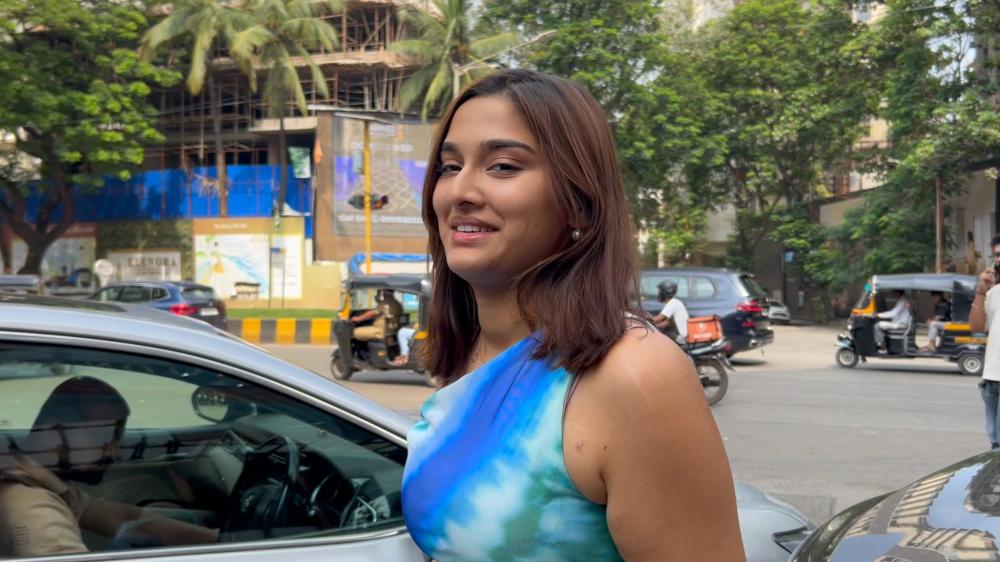 saiee-m-manjrekar-was-spotted-in-juhu-looking-stunning-as-she-stepped-out-in-style